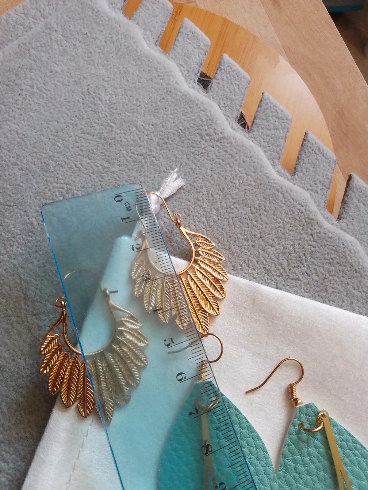 Boucles d'oreilles tissu turquoise et coeur filigranés et créoles plumes dorées – photo 5